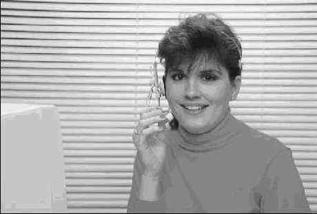 Вам предоставлен фотоснимок сотрудницы службы