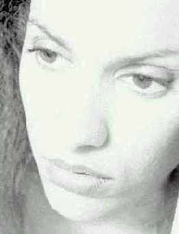 Эта молодая женщина кажется немного